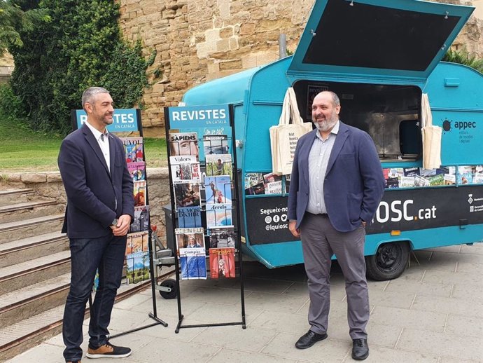 El delegado del Govern en Lleida, Bernat Solé y el presidente de la Associació de Publicacions Peridiques en Catal (APPEC) Germ Capdevila.