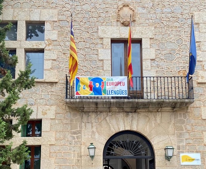 La bandera del Día Europeo de las Lenguas cuelga en los edificios institucionales de Baleares.