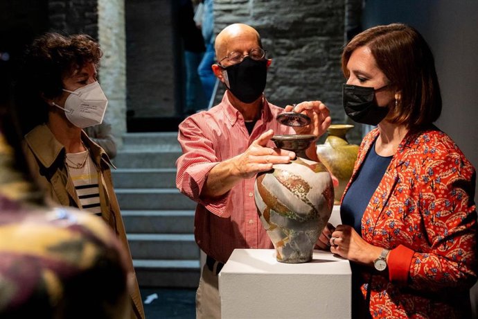 La vicealcaldesa, Sara Fernández, presenta la exposición del ceramista neoyorquino Mark Gordon Cerámica Vida, (Cerco 2021), que podrá verse en la  sala de exposiciones del Torreón Fortea desde el 23 de septiembre y hasta el 28 de noviembre.