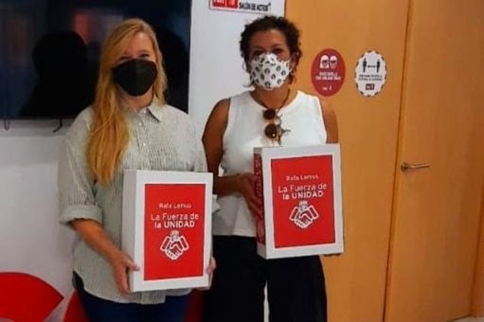 María Cruz Buendía y Ángela Atanasio en la entrega de los avales de la candidatura de Rafael Lemus para la Secretaría General del PSOE provincial de Badajoz