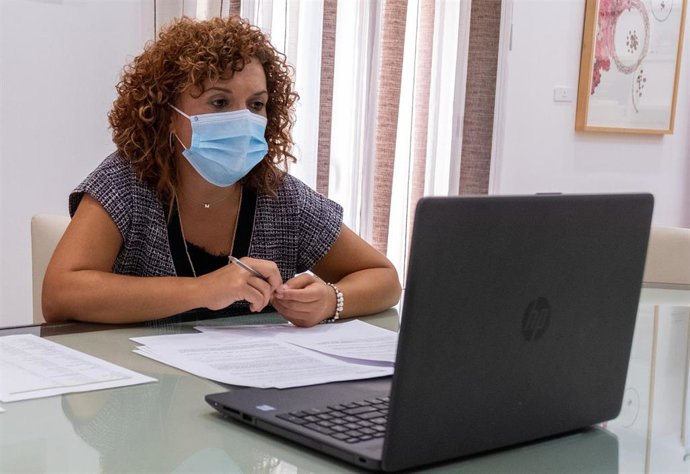 La presidenta de la Diputación de Huelva, María Eugenia Limón, durante su reunión virtual con el Cabildo de La Palma.