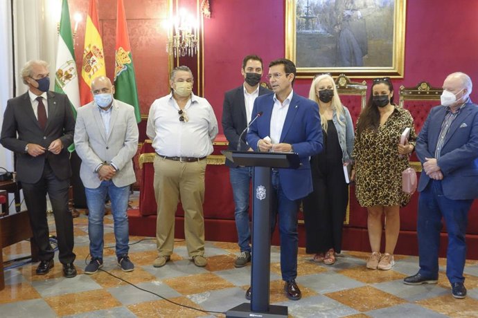 El alcalde de Granada, Francisco Cuenca, presenta medidas de apoyo a hosteleros y comerciantes.