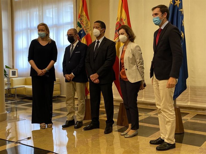 El presidente del Gobierno de Aragón, Javier Lambán, y la consejera de Economía, Marta Gastón, se han reunido en el Pignatelli con los representantes de Amazon Web Services.