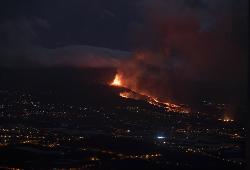 Una boca eruptiva expulsa lava y piroclastos en la zona de Cabeza de Vaca, a 21 de septiembre de 2021, en La Palma, Santa Cruz de Tenerife, Islas Canarias, (España). La erupción volcánica iniciada el domingo a las 15 horas en la zona de Cabeza de Vaca (