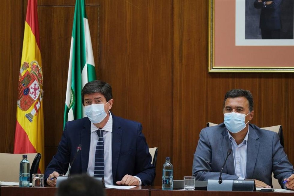 Juan Marín (i.), este miércoles en comisión del Parlamento