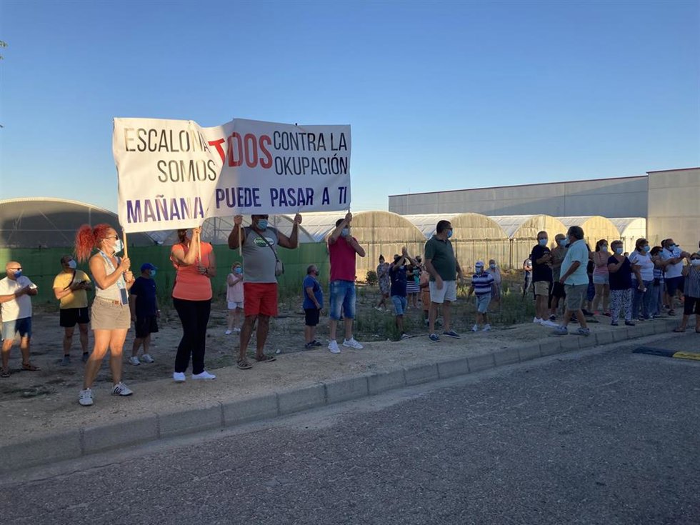 Archivo - Vecinos de la urbanización 'Castillo de Escalona' manifestándose contra la okupación.