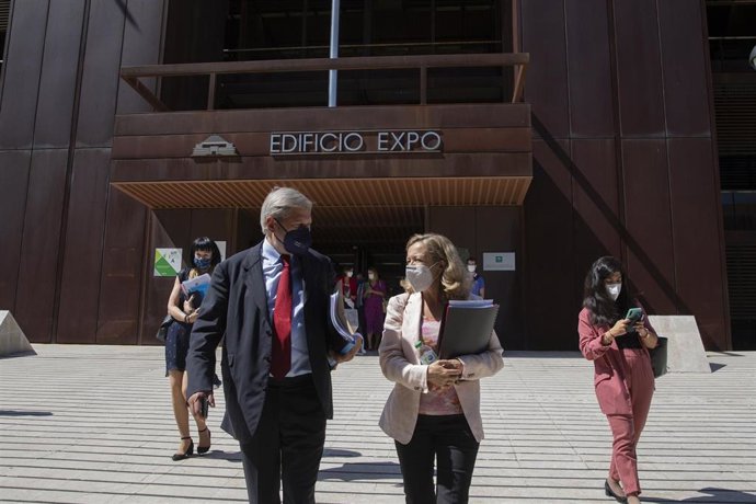 El comisario Johannes Hahn y la vicepresidenta Nadia Calviño, tras visitar en Sevilla la sede del Centro Común de Investigación de la Comisión Europea (JRC).