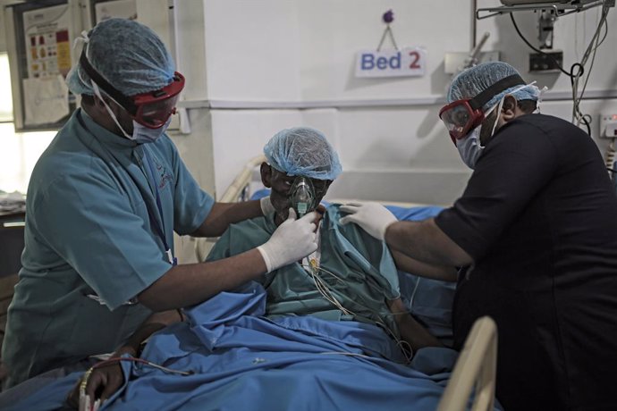 Archivo - 12 January 2021, Yemen, Sanaa: Medics attend to a patient inside the intensive care unit of a hospital in Sanaa. Several Yemeni patients with different symptoms, including that of the coronavirus infection, have been admitted to the ICU to iso