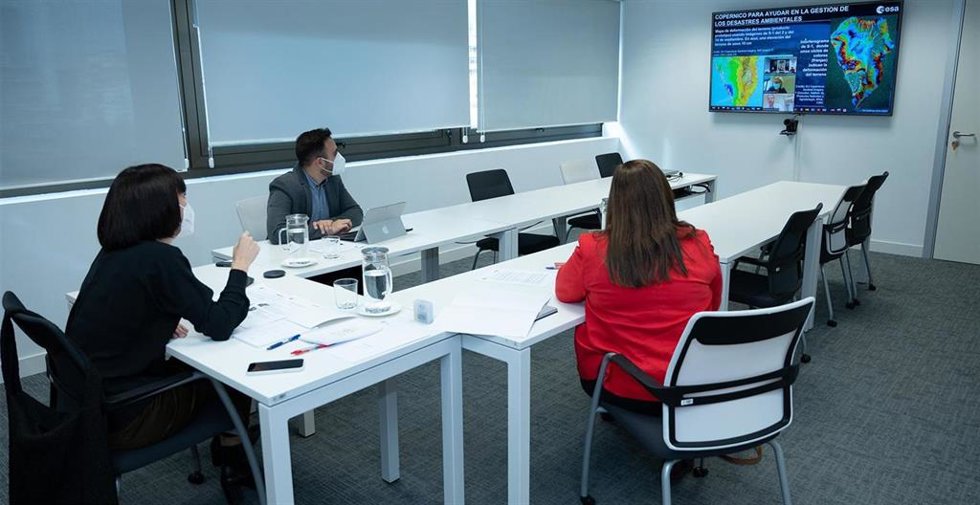 La ministra de Ciencia e Innovación, Diana Morant, ha mantenido una reunión este miércoles con responsables de la Agencia Espacial Europea (ESA) sobre el programa Copernicus para analizar la erupción de La Palma