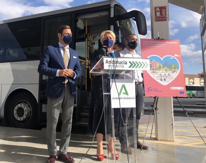En el centro, la delegada de Fomento de la Junta de Andalucía en Almería, Eloísa Cabrera.