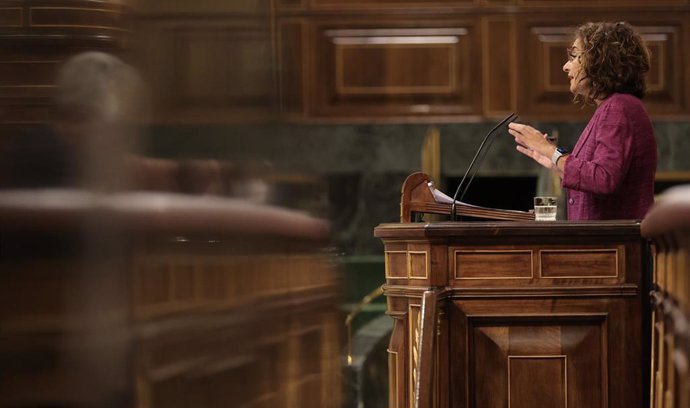 La ministra de Hacienda y Función Pública, María Jesús Montero, interviene en un pleno de control al Gobierno en el Congreso de los Diputados, a 22 de septiembre de 2021, en Madrid, (España). El pleno ha estado marcado por la comparecencia de la ministr