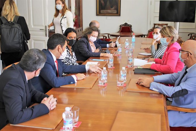 La consejera de Empresa, Empleo, Universidades y Portavocía, Valle Miguélez, en la reunión con el consejero de Fomento e Infraestructuras, José Ramón Díez de Revenga; la alcaldesa de Cartagena, Noelia Arroyo, y la presidenta de la APC, Yolanda Muñoz