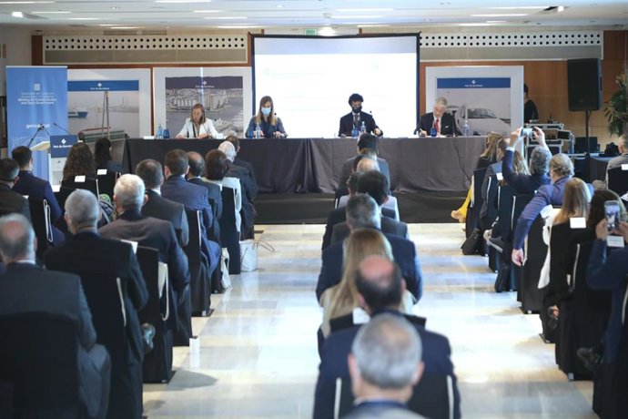 Jornada con cónsules acreditados en Barcelona, con la consellera de la Generalitat Victria Alsina y el presidente del Puerto de Barcelona, Dami Calvet.