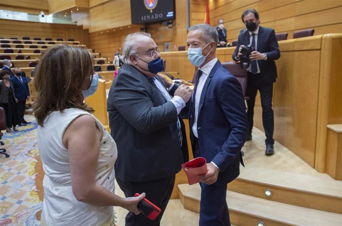 Archivo - La portavoz del Grupo Socialista en el Congreso, Adriana Lastra, el senador del PSOE Tontxu Rodríguez (c) y Ander Gil, hasta ahora senador del PSOE, abandonan el hemiciclo tras ser éste último elegido nuevo presidente del Senado, durante una s