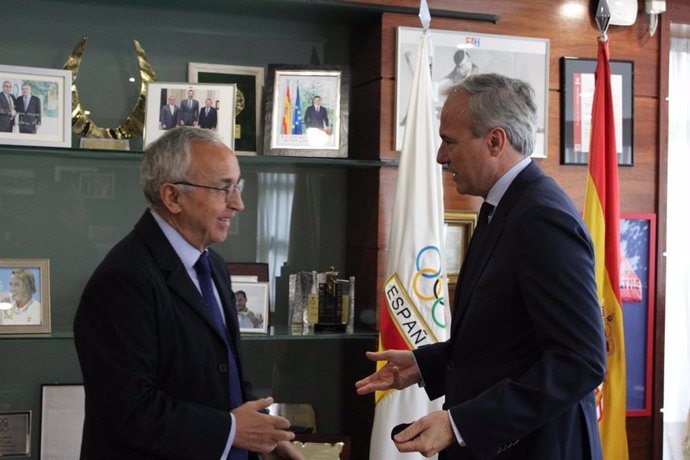 El alcalde de Zaragoza, Jorge Azcón, con el presidente del Comité Olímpico Español (COE), Alejandro Blanco