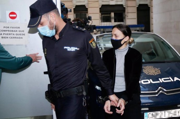 La acusada de matar al niño de Elda a su llegada a la Audiencia de Alicante