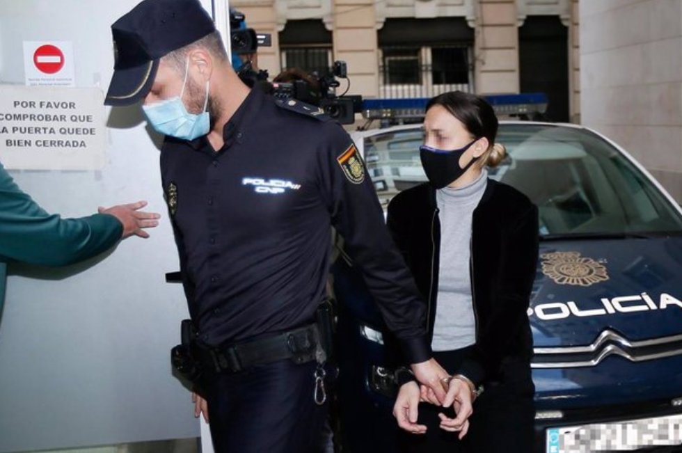 La acusada de matar al niño de Elda a su llegada a la Audiencia de Alicante