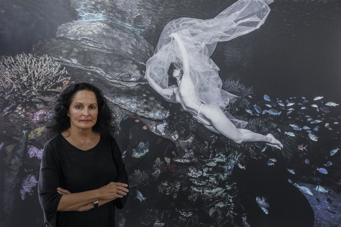 La fotógrafa Isabel Muñoz posa durante la presentación de su exposición Somos Agua, en la Sala Oval del Oceanogrfic de Valncia