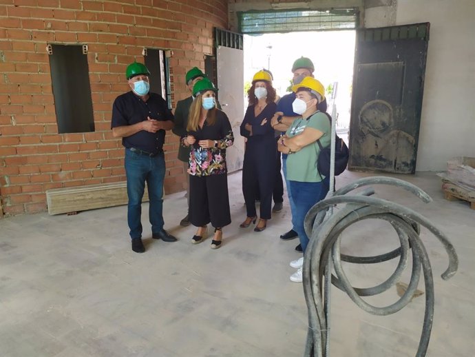 Irene García con el alcalde de Olvera visitando las obras de la futura biblioteca