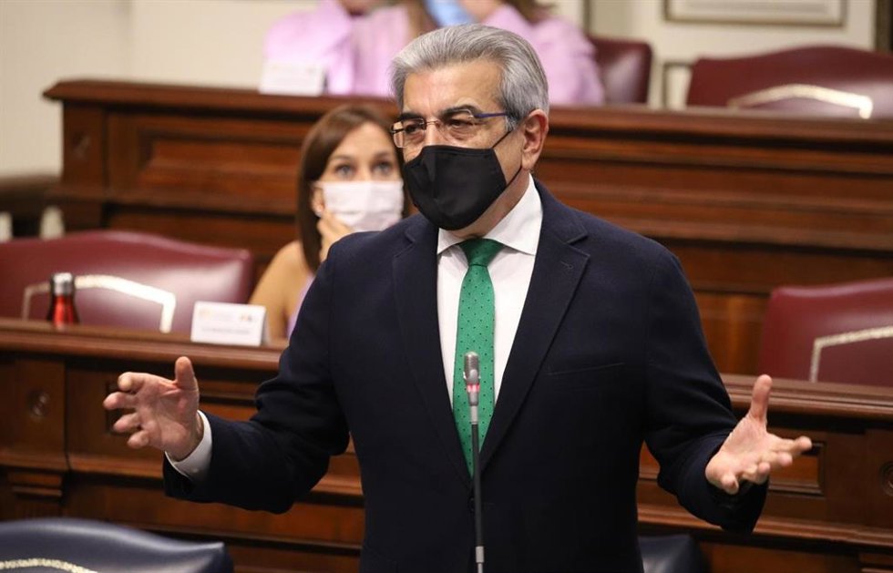 Archivo - El vicepresidente canario y consejero de Presupuestos, Hacienda y Asuntos Europeos, Román Rodríguez