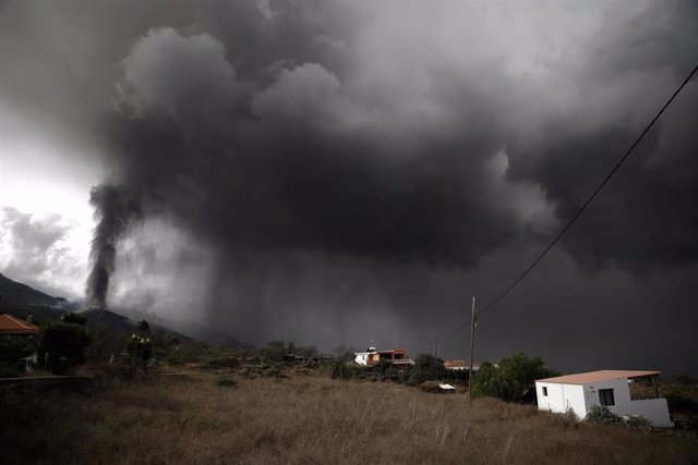 La nube de ceniza y dióxido de azufre que expulsa el volcán de La Palma, desde el núcleo urbano de Tacande, en el municipio de El Paso