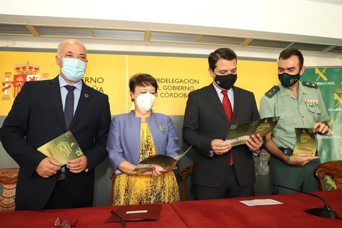 El presidente de la Diputación de Córdoba, Antonio Ruiz (izda.), en la presentacion actividades de la Guardia Civil.