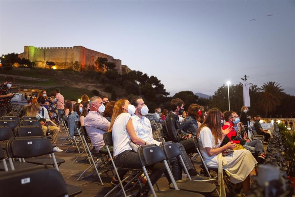 Archivo - Asistentes a un espectáculo en el Marenostrum Fuengirola
