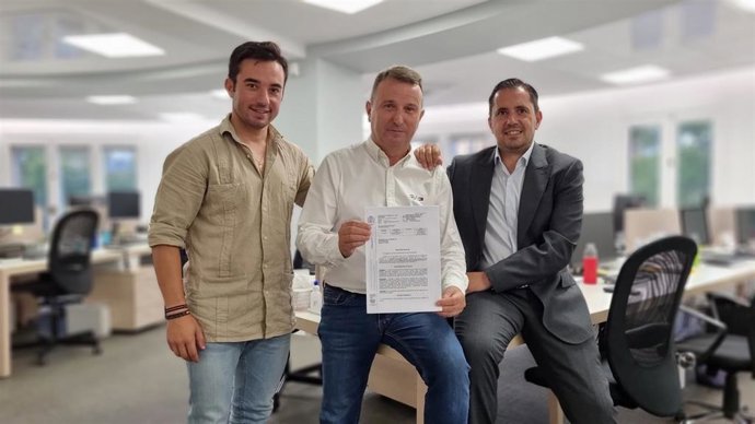 Imanol Sánchez, junto a su abogado José Antonio Visús y el asesor Alberto Joven