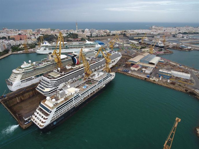 Astilleros de Navantia en Cádiz con varios cruceros para reparación.
