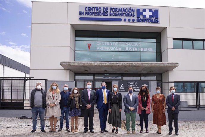 Lejandro Abarca, consejero delegado de HM Hospitales, y Pedro del Cura, alcalde de Rivas Vaciamadrid junto a representantes de la corporación municipal de Rivas Vaciamadrid y de HM Hospitales.