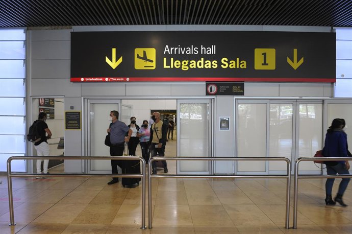 Archivo - Pasajeros procedentes de un vuelo con origen Gran Bretaña llegan a la terminal T1 del Aeropuerto Adolfo Suárez Madrid-Barajas en Madrid (España). 