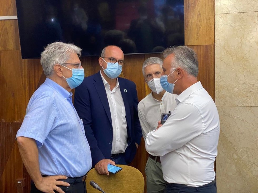 El consejero de Seguridad del Gobierno de Canarias, Julio Pérez, el delegado del Gobierno, Anselmo Pestana, el ministro del Interior, Fernando Grande Marlaska, y el presidente de Canarias, Ángel Víctor Torres, en una reunión en La Palma