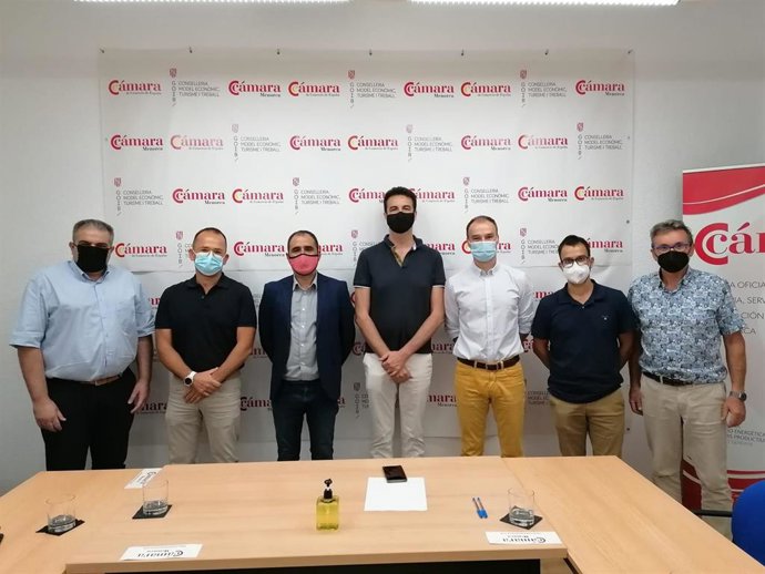 El director general de Formación Profesional y Enseñanzas Artísticas Superiores del Govern, Antoni Baos, y el delegado de Educación en Menorca, Joan Marqués, en una reunión con representantes de la Cámara de Comercio de Menorca.