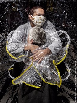 Archivo - "The First Embrace" (El Primer Abrazo), Del Danés Mads Nissen, Foto Del Ano World Press Photo Mads Nissen  Panos Pictures