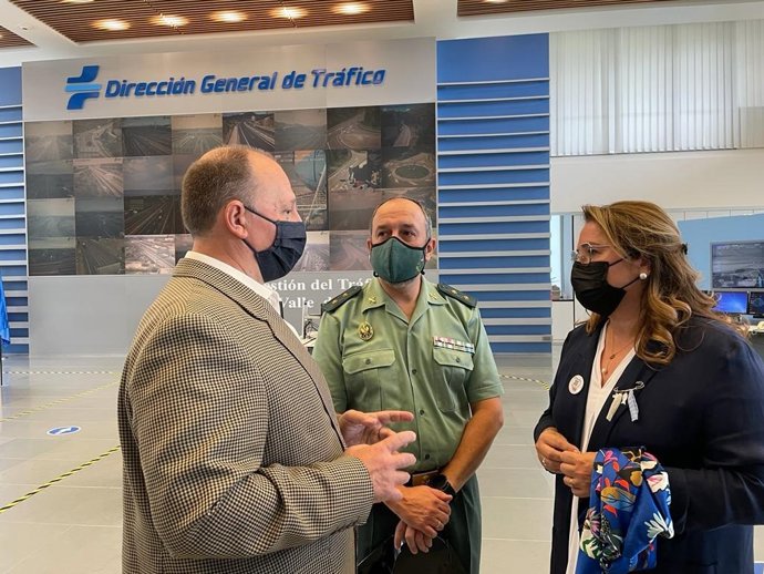 Rosa Serrano, delegada del Gobierno en Aragón, durante su visita al Centro de Gestión de Tráfico