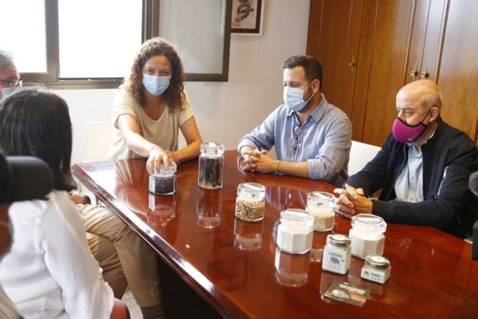 La presidenta del Consell de Mallorca, Catalina Cladera, durante su visita a la fábrica Carob.