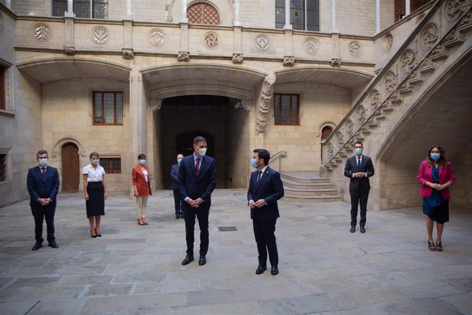 En la primera fila, el presidente del Gobierno, Pedro Sánchez (i) y el president de la Generalitat, Pere Aragonés (d), y en la segunda fila, de (i-d), el ministro de la Presidencia, Relaciones con las Cortes y Memoria Democrática, Félix Bolaños, la vice