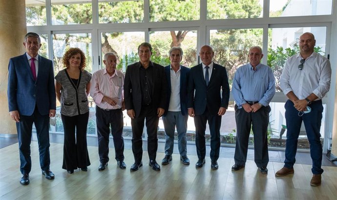 La presidenta de la Diputación de Huelva, María Eugenia Limón, junto al presidente del FC Barcelona, Joan Laporta, y miembros de la junta directiva de la Federación de Peñas Barcelonistas de Andalucía, Ceuta y Melilla.
