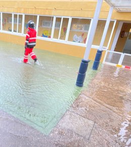 Imagen de una actuación de los bomberos en Melilla por una tromba de agua