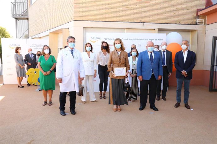 La Infanta Elena Y El Consejero De Salud Y Familias, Jesús Aguirre,  En La Visita  A La Reforma De La Nueva Planta De Oncohematología Pediátrica Del Hospital Universitario Virgen Del Rocío De Sevilla.