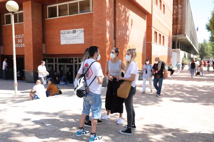 Varias personas, frente a la Facultad de Ciencias Biológicas de la Universidad Complutense de Madrid (UCM)