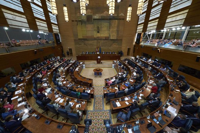 Archivo - La presidenta en funciones de la Comunidad de Madrid, Isabel Díaz Ayuso, interviene en la segunda sesión del pleno de su investidura en la Asamblea de Madrid, a 18 de junio de 2021, en Madrid (España). Los grupos parlamentarios de la oposición