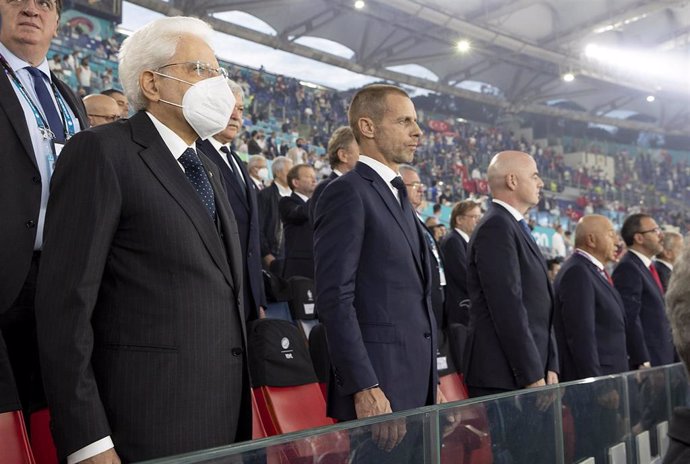 Archivo - Aleksander Ceferin (centro) junto a Gianni Infantino en el palco del Olímpico de Roma durante el Italia-Turquía de la EURO 2020