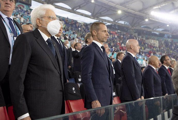 Archivo - HANDOUT - 11 June 2021, Italy, Rome: (L-R)Italian President Sergio Mattarella, UEFA president Aleksander Ceferin and FIFA president Giovanni Infantino attend the UEFA EURO 2020 Group Asoccer match between Italy and Turkey at the Olympic Stad
