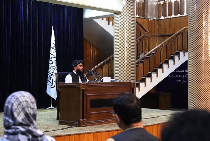 El portavoz talibán, Zabihulá Mujahid, habla en rueda de prensa en Kabul