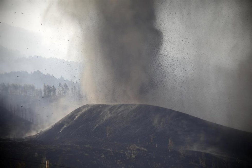 La nube de ceniza y dióxido de azufre que expulsa el volcán de La Palma, desde el núcleo urbano de Tacande, en el municipio de El Paso, La Palma, a 22 de septiembre de 2021, en La Palma, Santa Cruz de Tenerife, Islas Canarias, (España). 