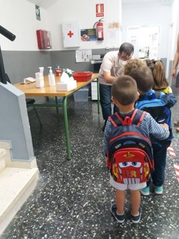 El conserje del colegio de San Pedro de Mérida recibe a los alumnos.