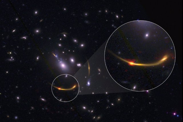 Esta imagen compuesta del cúmulo de galaxias MACSJ 0138 muestra datos del Atacama Large Millimeter / submillimeter Array (ALMA) y del Telescopio Espacial Hubble de la NASA.