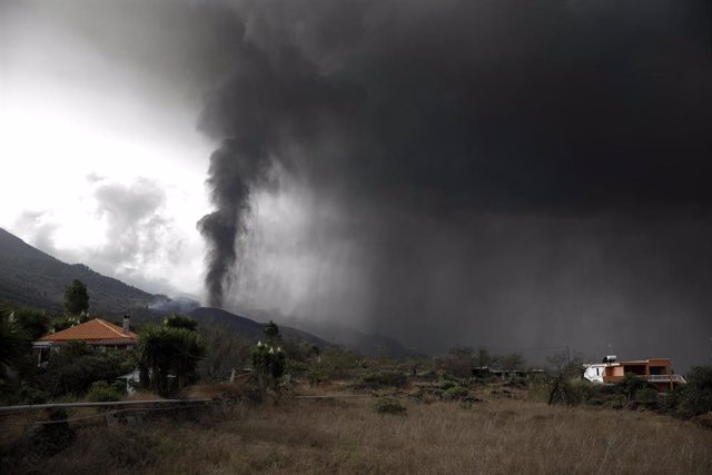 La nube de ceniza y dióxido de azufre que expulsa el volcán de La Palma, desde el núcleo urbano de Tacande, en el municipio de El Paso, La Palma, a 22 de septiembre de 2021, en La Palma, Santa Cruz de Tenerife, Islas Canarias, (España). Las primeras simul