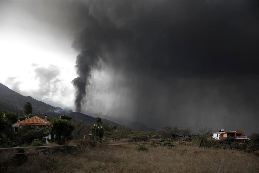 La nube de ceniza y dióxido de azufre que expulsa el volcán de La Palma, desde el núcleo urbano de Tacande, en el municipio de El Paso, La Palma, a 22 de septiembre de 2021, en La Palma, Santa Cruz de Tenerife, Islas Canarias, (España). Las primeras sim
